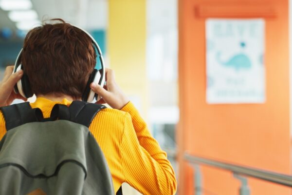 Kid with headphones preventing distractions
